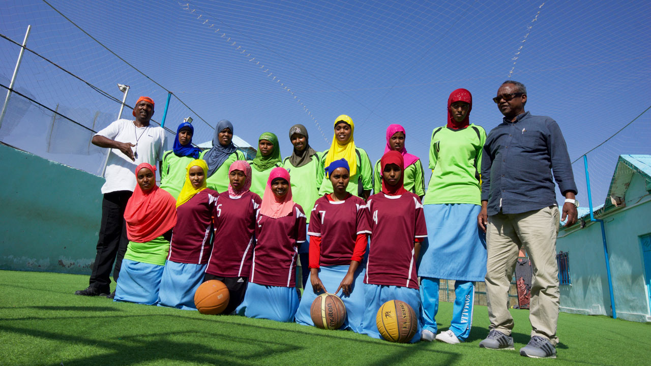 Somalialainen tyttöjen koripallojoukkue asettunut ryhmäkuvaan